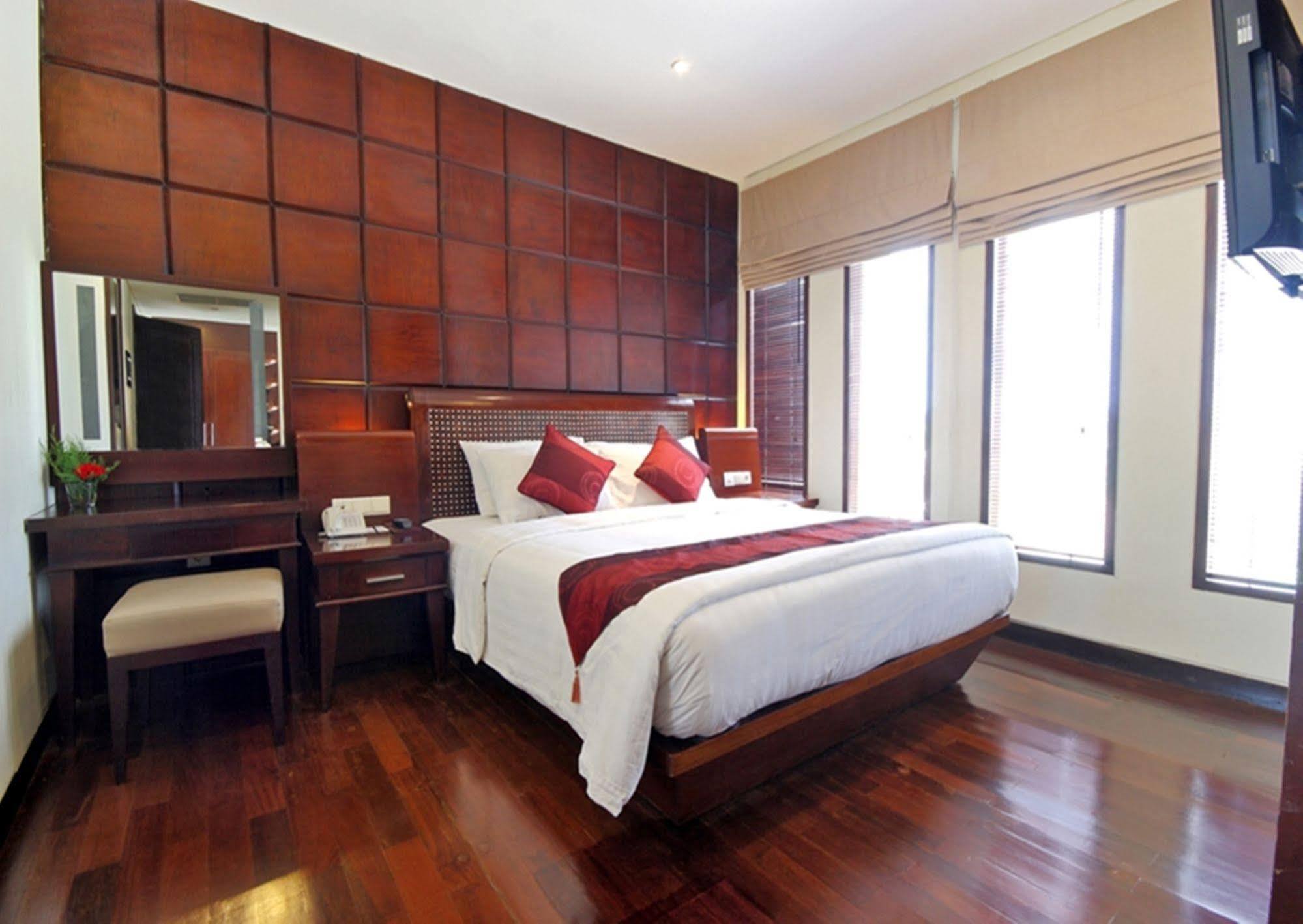 Capital O 2114 Grand Jimbaran Boutique Hotel ภายนอก รูปภาพ